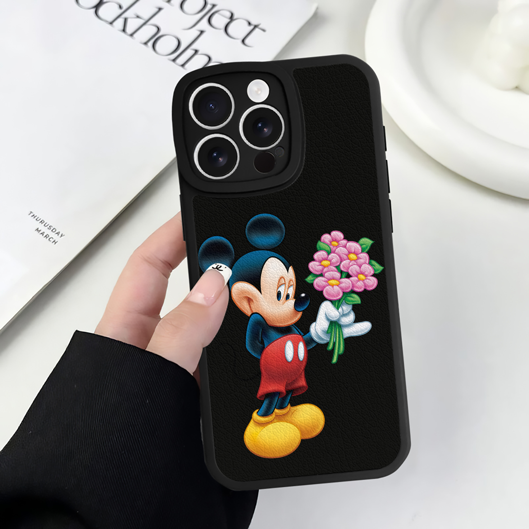 （画像用） ミッキーマウス Mickey Mouse 【iPhone 16シリーズ対応】シリコンスマホケース（レザー調） 材質：シリコン